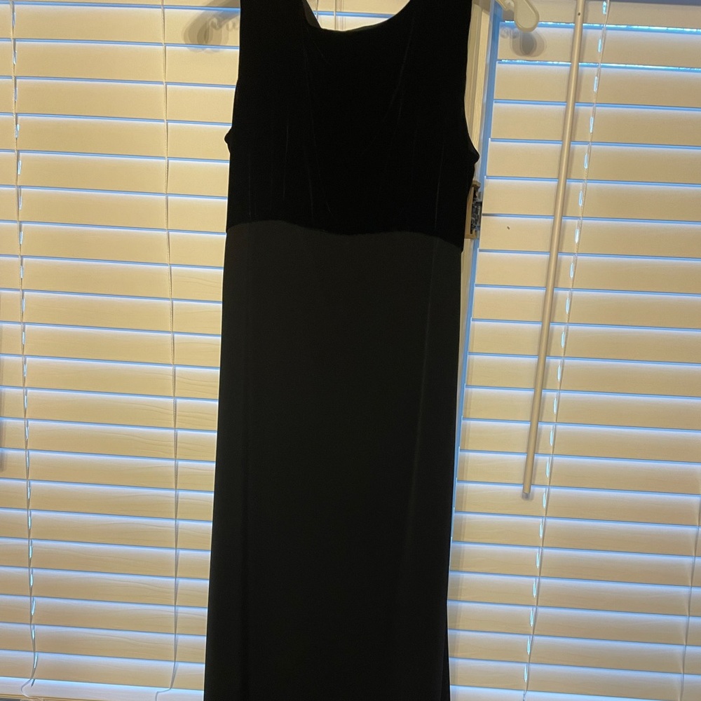 Jone of NewYork  sleeveless black velvet/ black polyester Evening gown.